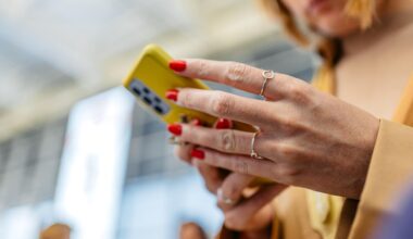 Il sondaggio trappola con WhatsApp per rubare l'account: come funziona