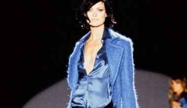 I pantaloni di velluto anni ‘90, lisci, tendenza luxury chic dell’inverno 2025