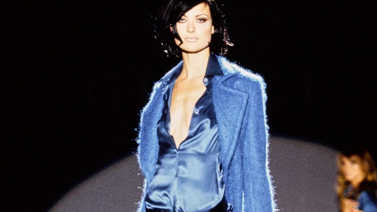 I pantaloni di velluto anni ‘90, lisci, tendenza luxury chic dell’inverno 2025