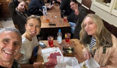 Toni Collette a Bologna per i Radiohead, l’attrice premiata con il Golden Globe in giro per la città: ecco dove