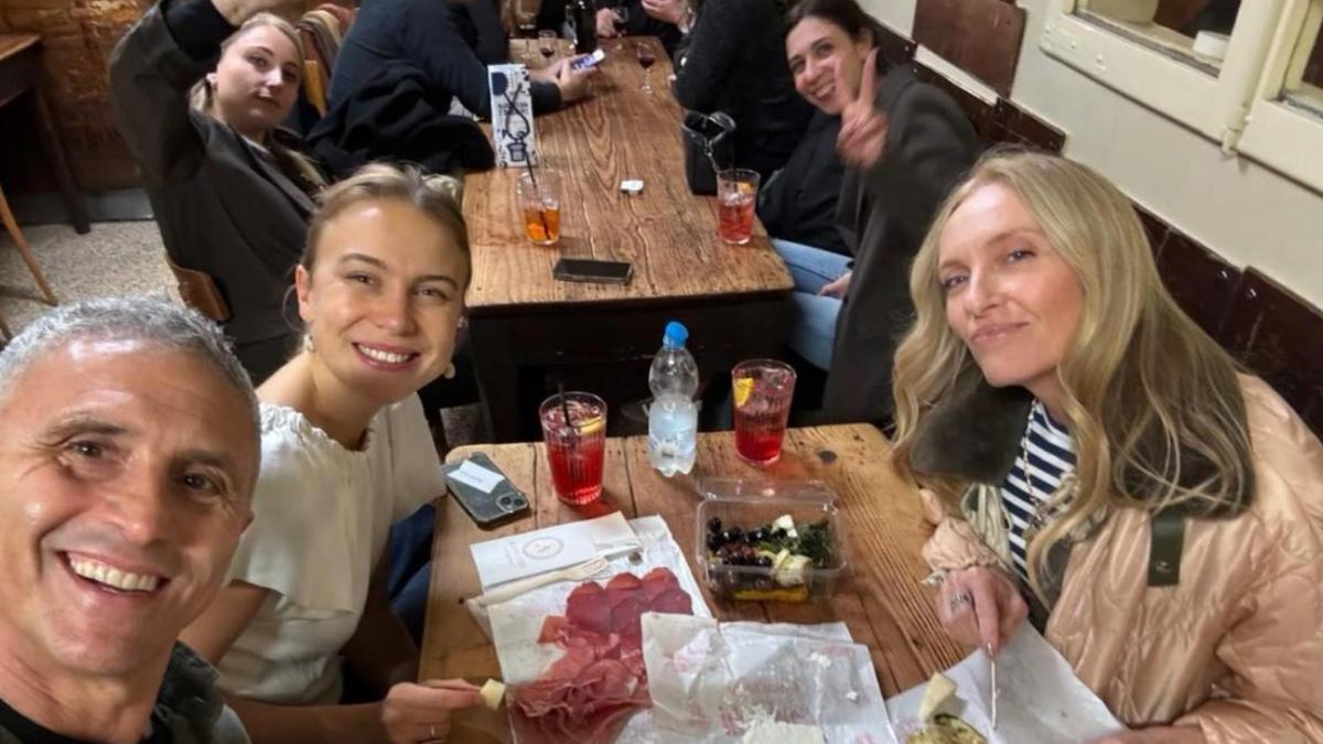 Toni Collette a Bologna per i Radiohead, l’attrice premiata con il Golden Globe in giro per la città: ecco dove