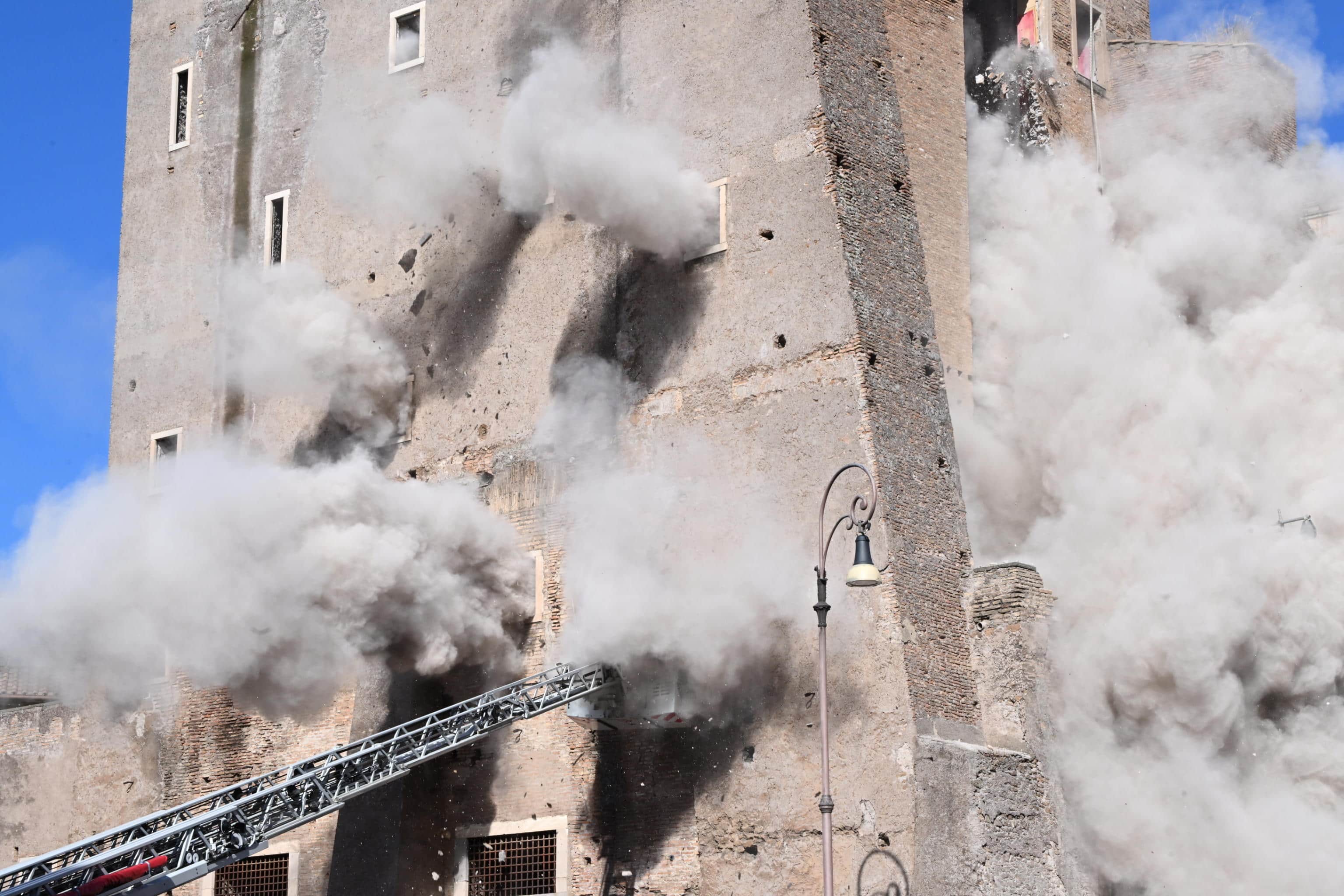 Il secondo crollo della Torre Il secondo crollo della Torre a Largo Corrado Ricci, nei Fori Imperiali a Roma, che ha investito la squadra dei vigili del fuoco che stava operando per estrarre l'operaio ancora bloccato tra le macerie, 3 novembre 2025.
ANSA/MAURIZIO BRAMBATTI