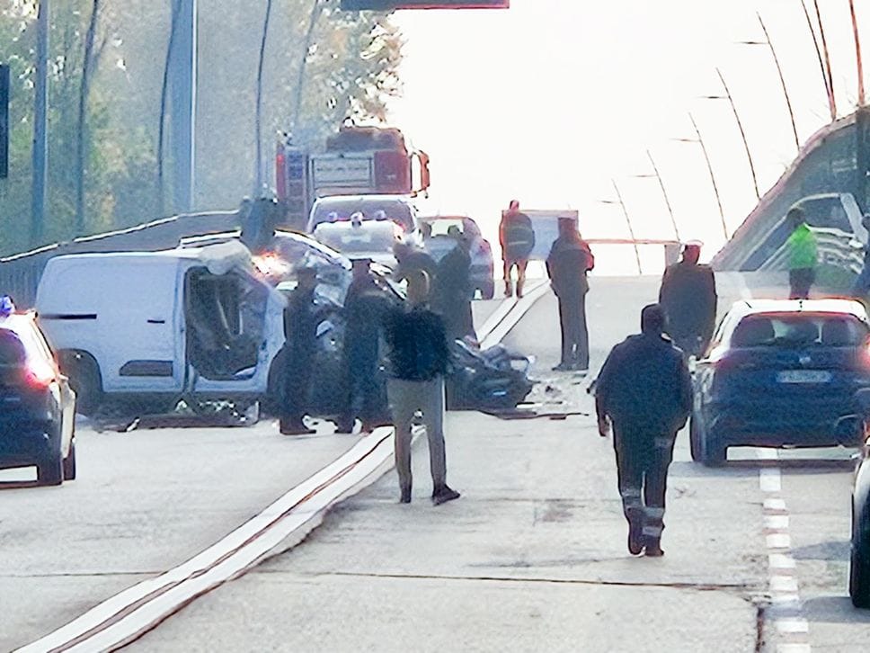 L’incidente gravissimo che ha visto scontrarsi un’auto e un furgoncino sulla Tangenziale Sud a Stezzano: il bilancio è pesantissimo, 2 morti e 4 feriti di cui uno gravissimo L’incidente gravissimo che ha visto scontrarsi un’auto e un furgoncino sulla Tangenziale Sud a Stezzano: il bilancio è pesantissimo, 2 morti e 4 feriti di cui uno gravissimo