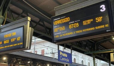Guasto ad un passaggio a livello, mattinata di passione lungo la linea Firenze-Viareggio. Treni in ritardo e caos