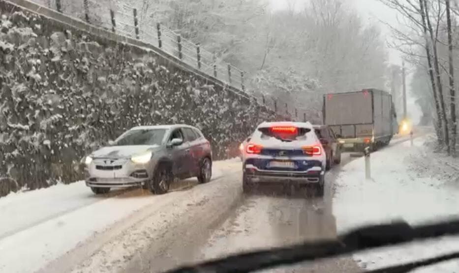 Un'immagine scattata alle 8.15 a Cremeno.