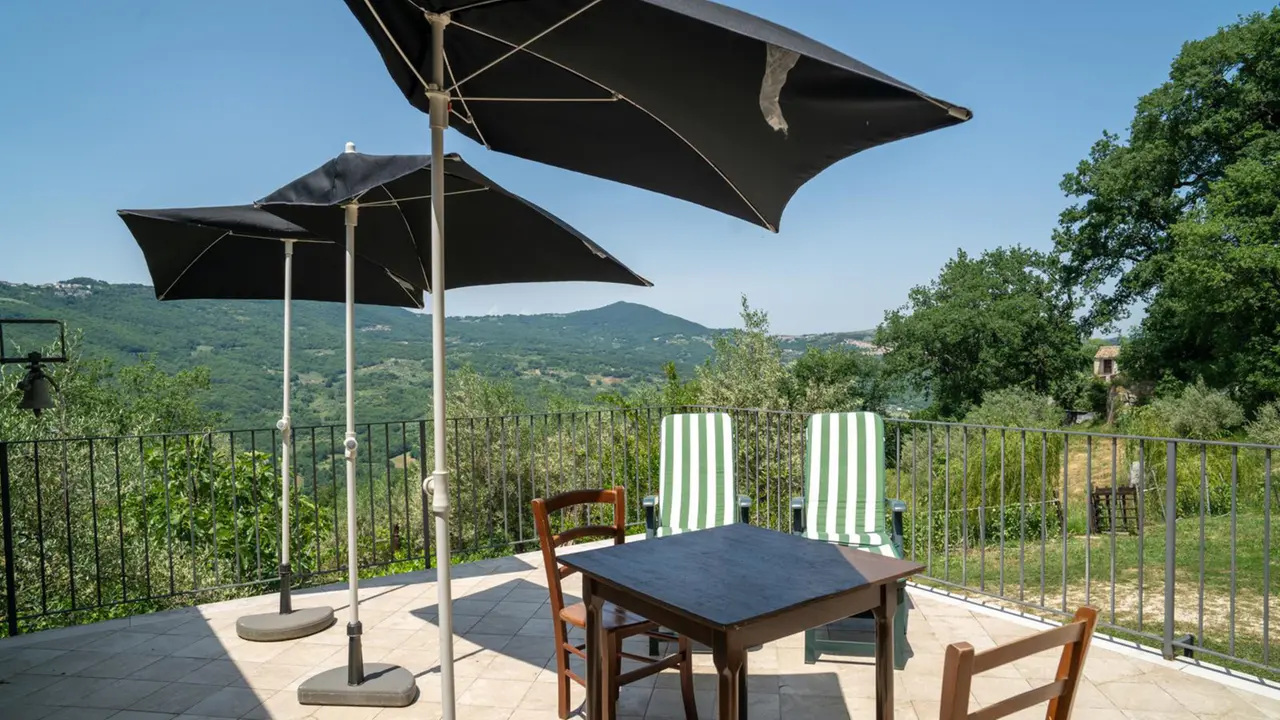 Una veduta esterna del casolare nel bosco, a Palmoli, offerto gratuitamente per un periodo da un ristoratore di Ortona