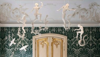 Mostriciattoli di ceramica dentro e fuori i palazzi storici di Milano. La città celebra l’artista Diego Cibelli