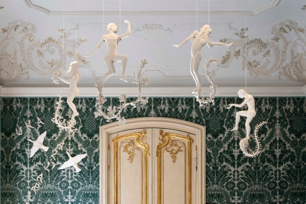 Mostriciattoli di ceramica dentro e fuori i palazzi storici di Milano. La città celebra l’artista Diego Cibelli