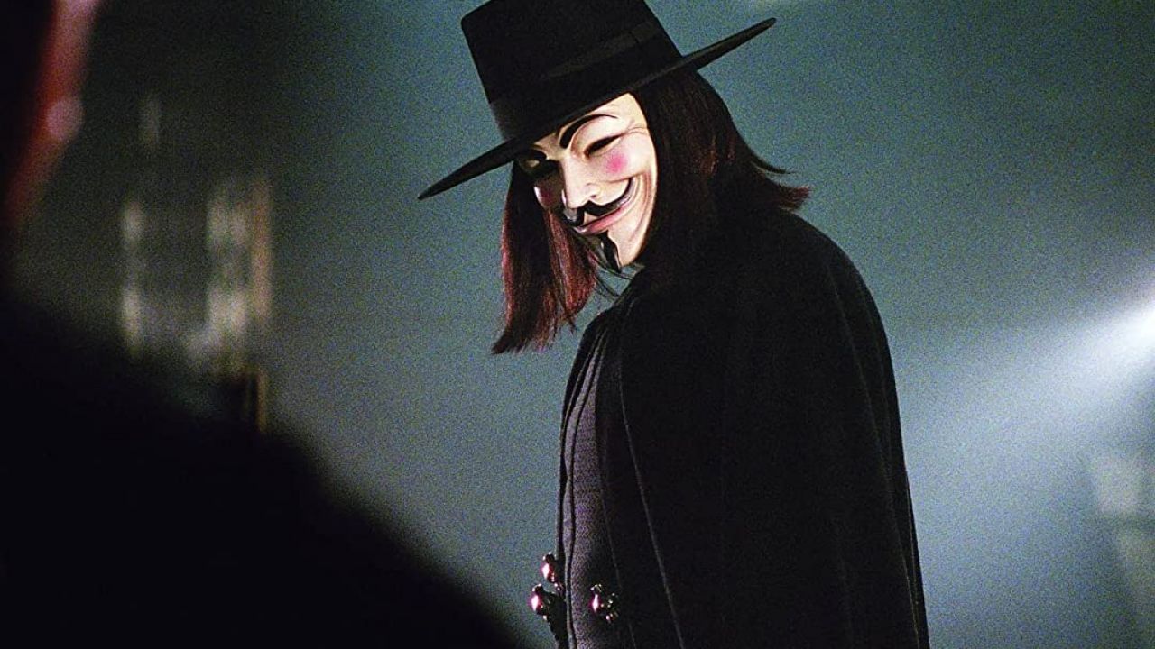 V per Vendetta fa 20 anni e torna al cinema: cosa dovete sapere