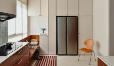 Una casa color crema con arredi color ciliegia