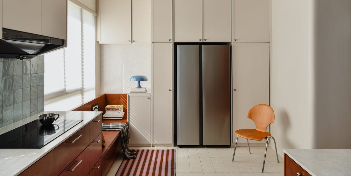 Una casa color crema con arredi color ciliegia