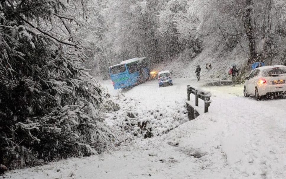 Il pullman fermo di traverso a Rosolo di Serina
