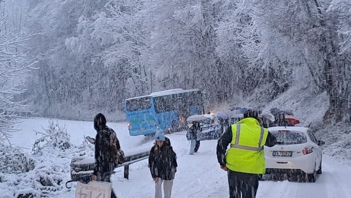 Valle Serina, autobus di traverso. Studenti a piedi