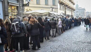 Ornella Vanoni, in oltre 5mila alla camera ardente. Oggi i funerali