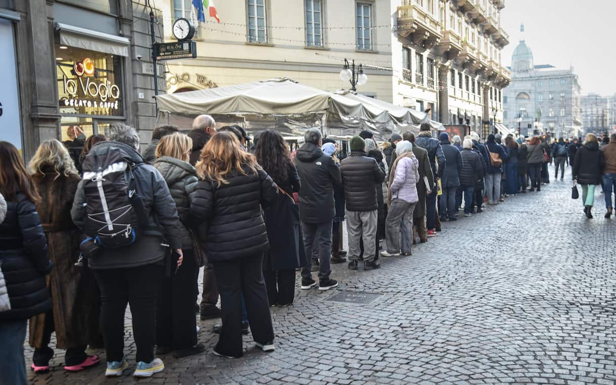 Ornella Vanoni, in oltre 5mila alla camera ardente. Oggi i funerali