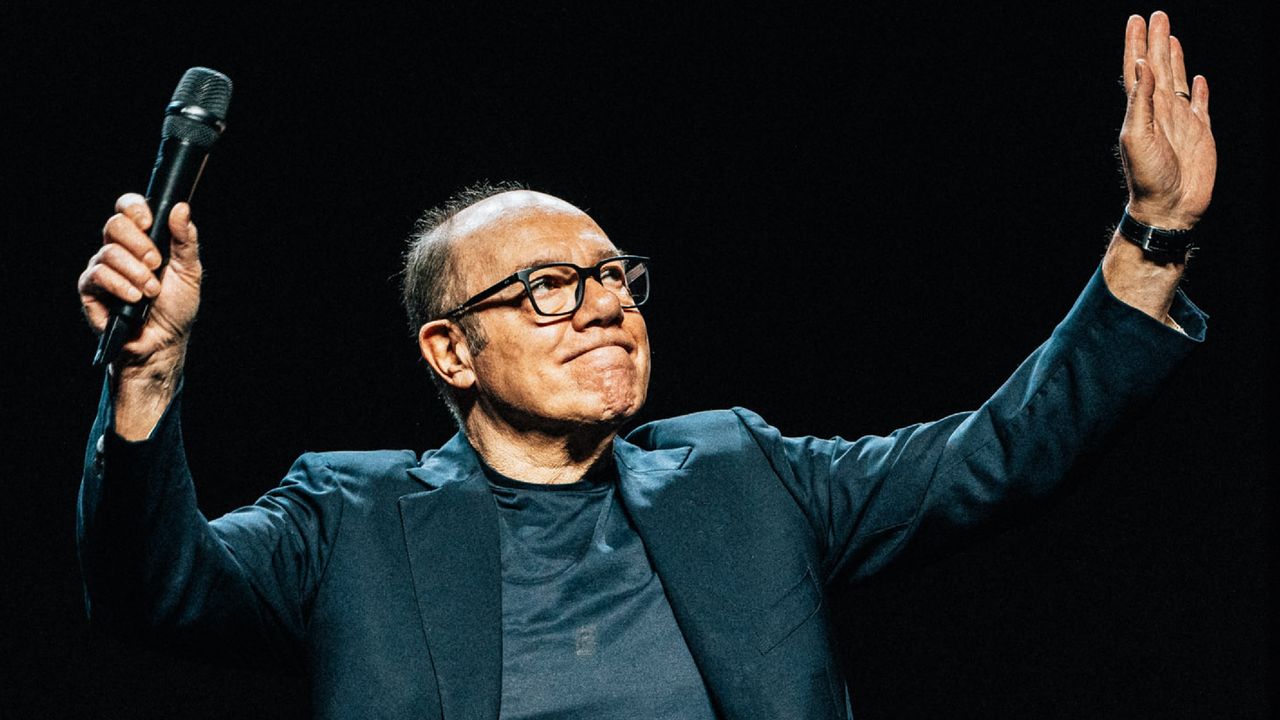 Carlo Verdone al Vanity Fair Stories 2025: «A 75 anni l'amore non è come una volta, ma ci intendiamo ancora. Belve? Mi hanno chiamato ma non andrò»