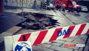 Si è aperta una voragine su una strada di Milano (tutta colpa di un tubo dell'acqua)
