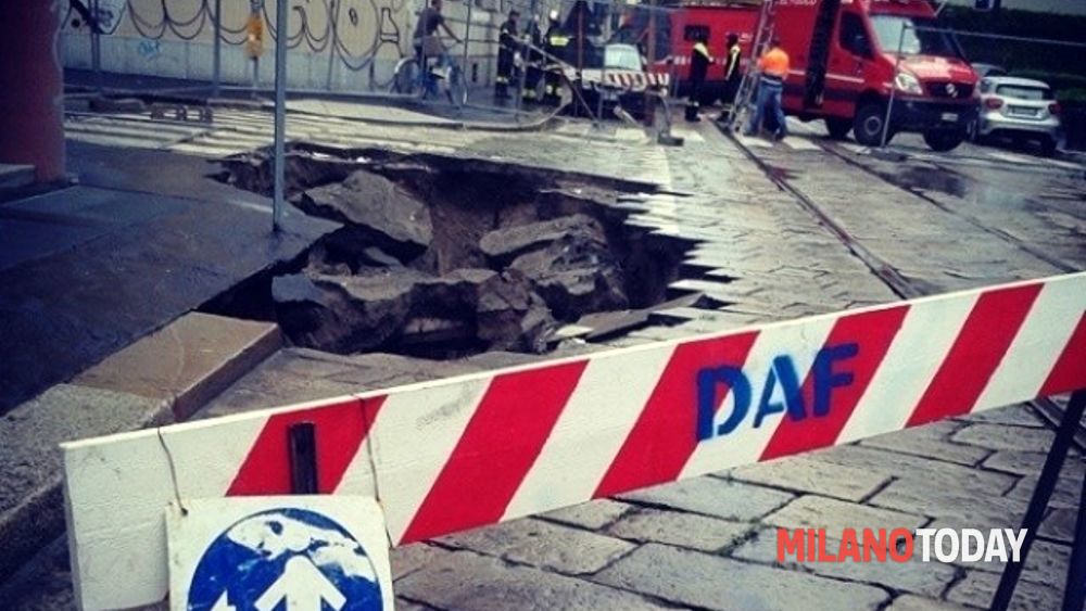 Si è aperta una voragine su una strada di Milano (tutta colpa di un tubo dell'acqua)