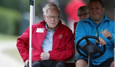 Warren Buffett, acquistata quota in Google da 4.9 miliardi di dollari: titolo Alphabet vola in Borsa