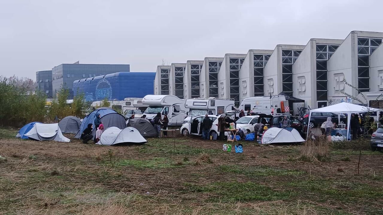 L'ex Bugatti si svuota lentamente, iniziato il deflusso dei ravers. Controlli stringenti su persone e mezzi