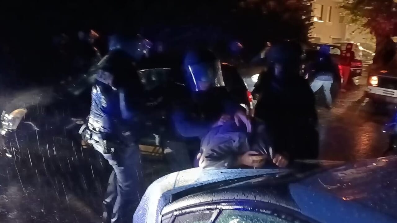 Tensione all'uscita del rave, scontri e feriti durante le operazioni di identificazione