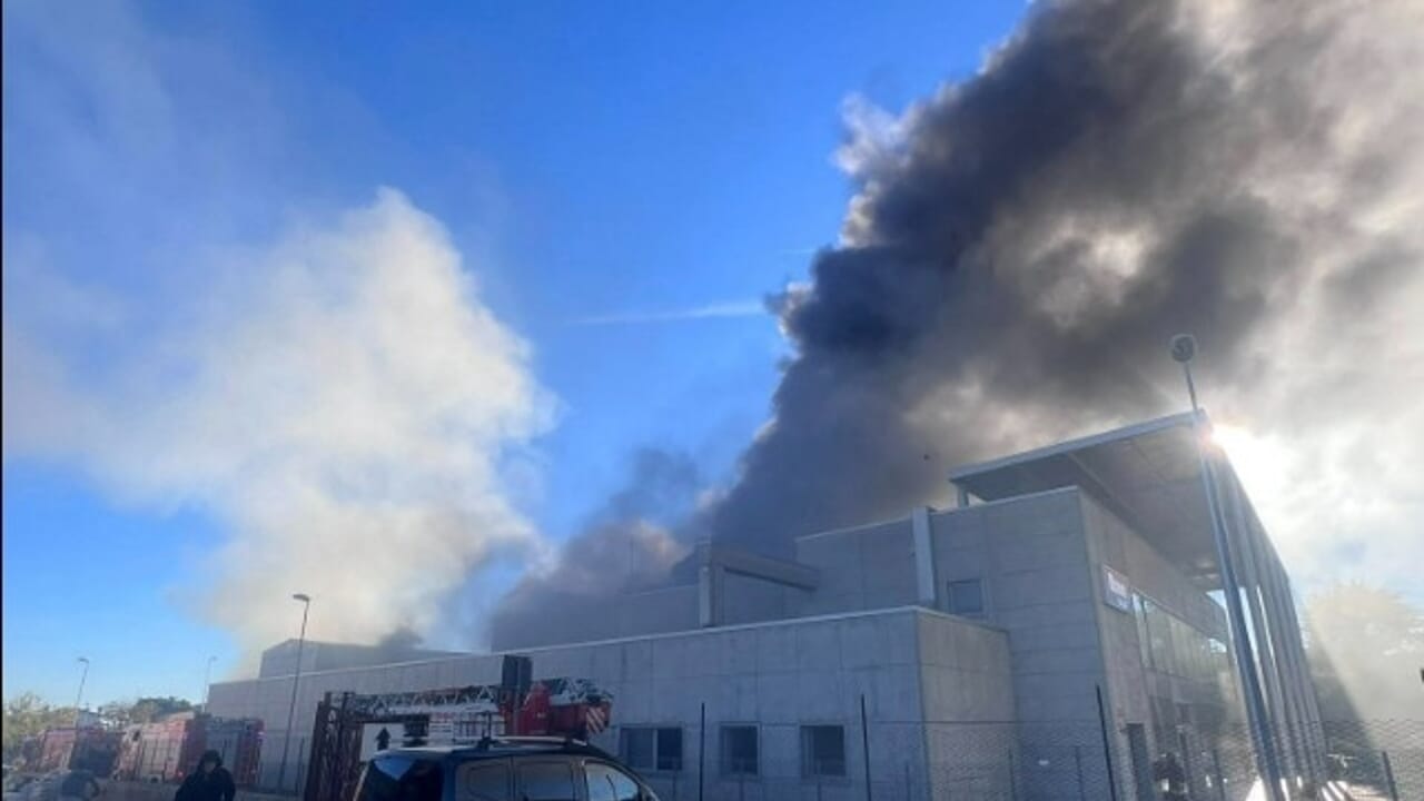 Incendio ai Magazzini Munari: Allerta Fumo