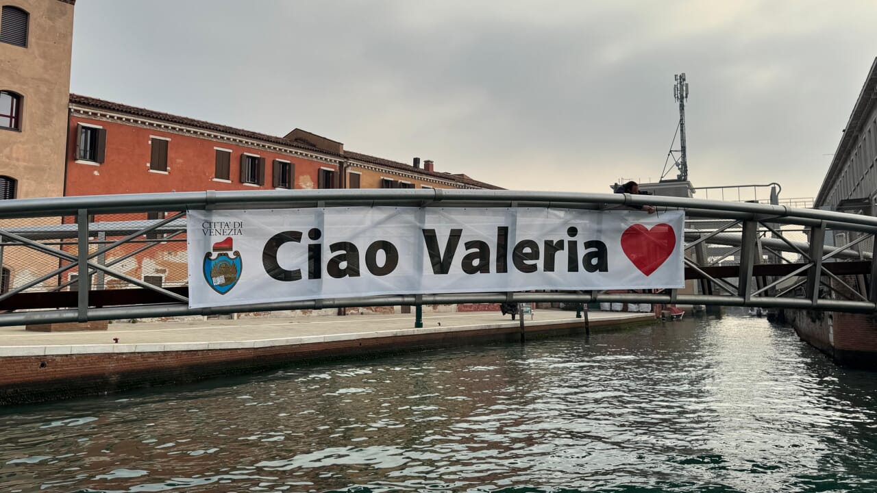 Dieci anni dalla strage del Bataclan, Venezia ricorda Valeria Solesin