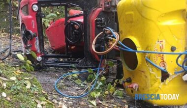 Ome: uomo muore schiacciato da un trattore