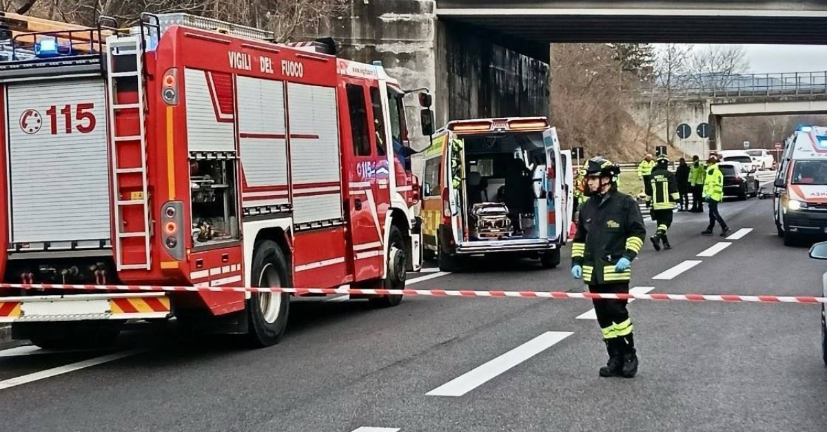 Tragedia della strada: in bici sulla statale viene centrato da un'auto, muore un ciclista