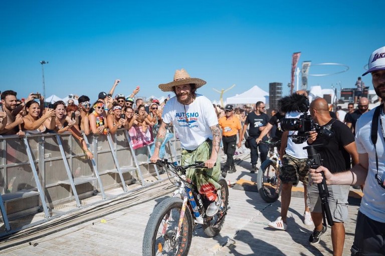 La maglia di Autismo On The Road accompagna Jovanotti a Barletta