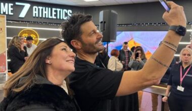 Selfie e sorrisi, centinaia in coda per Filippo Bisciglia: il conduttore di Temptation Island "accende" l'Euro Torri - Le foto - Foto 1 di 10