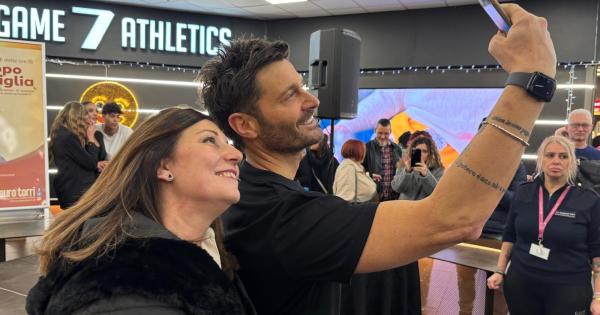 Selfie e sorrisi, centinaia in coda per Filippo Bisciglia: il conduttore di Temptation Island "accende" l'Euro Torri - Le foto - Foto 1 di 10