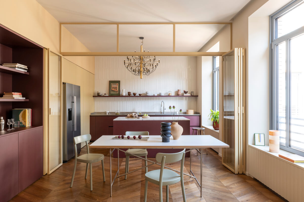 Cucina a vista giallo burro e borgogna