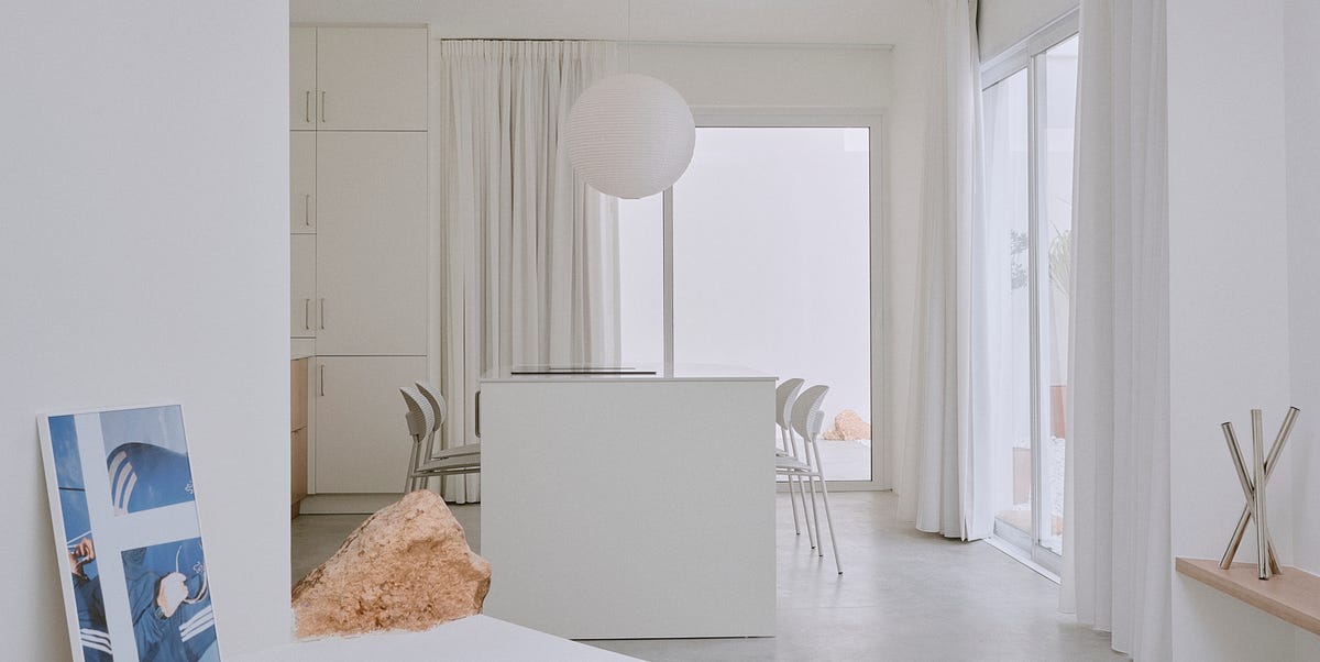 Una casa bianca bellissima in pietra