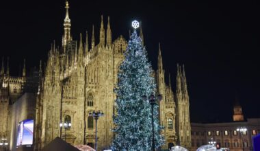 Milano, acceso l'albero di Natale in Piazza Duomo. FOTO - Sky TG24