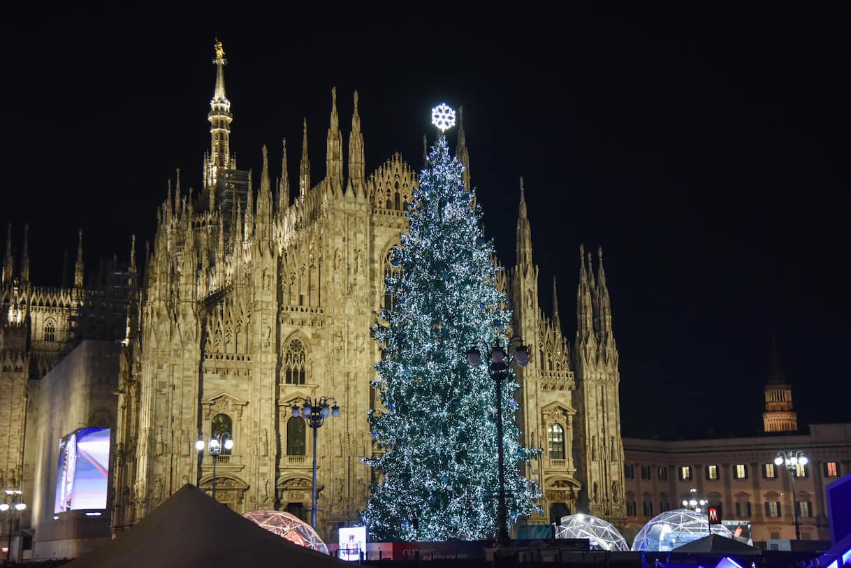 Milano, acceso l'albero di Natale in Piazza Duomo. FOTO - Sky TG24