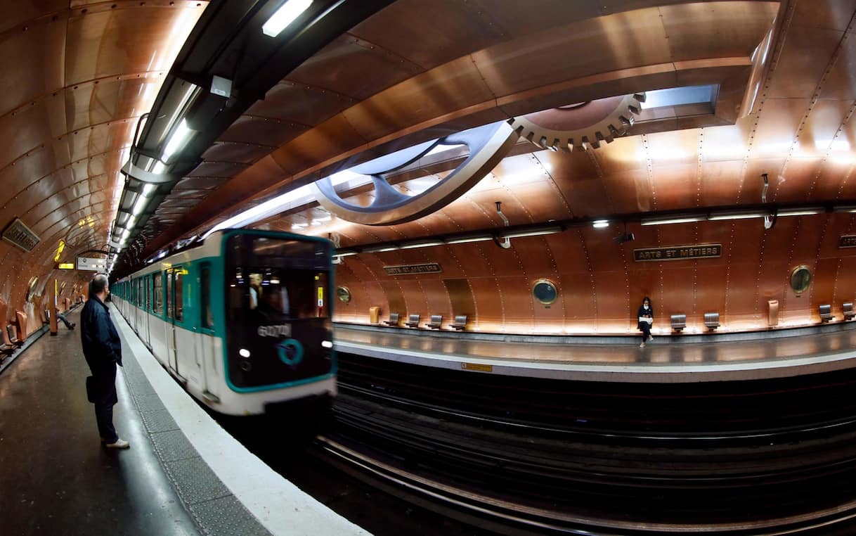 Francia, 3 donne accoltellate in metro a Parigi. Arrestato sospettato, escluso terrorismo
