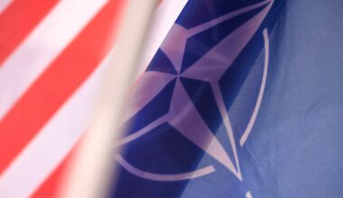 Tensione Nato Russia su cyber attacchi e guerra ibrida: le ipotesi sulle regole d'ingaggio