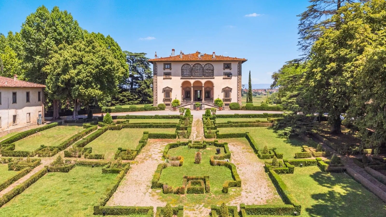 Virginia Asia Agnelli si sposa in Toscana nozze riservate a Villa Varramista