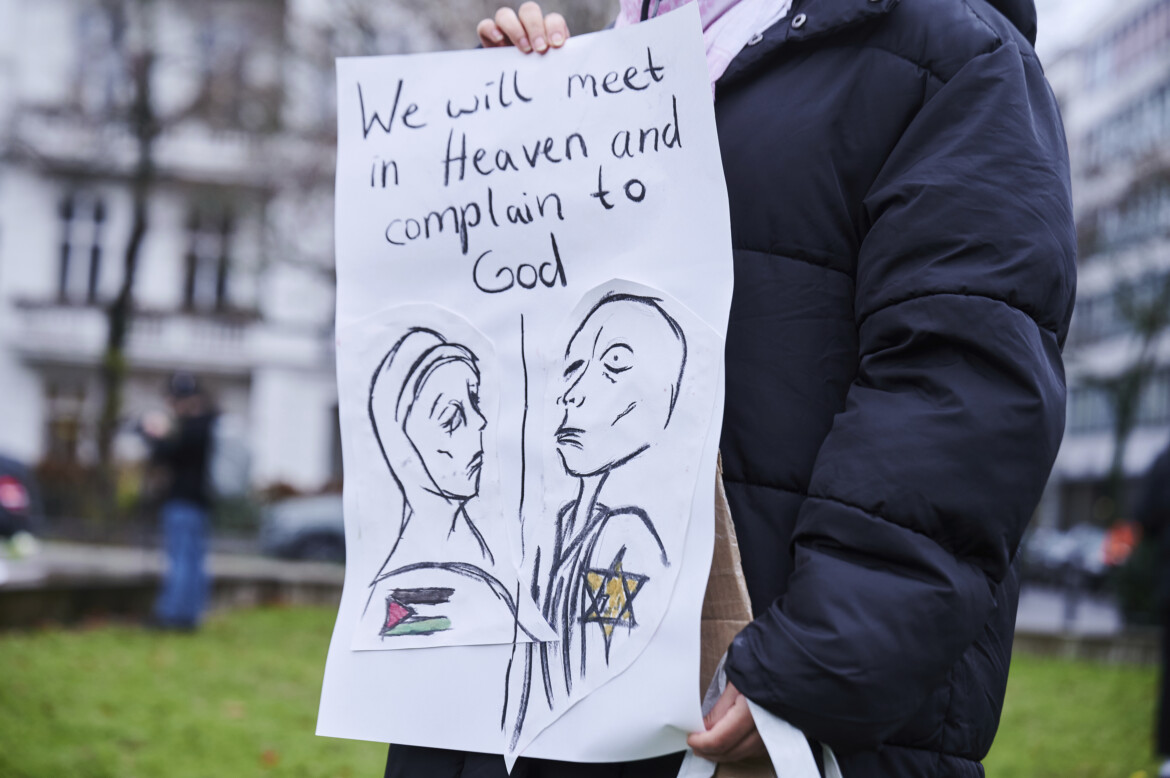 Pd, scontro sul ddl Delrio sull’antisemitismo. D’Alema: «Giusto boicottare Israele»