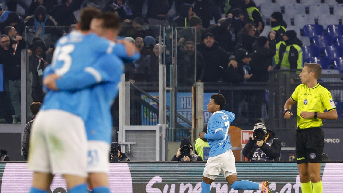 Neres spegne la Roma all'Olimpico, il Napoli vola in testa - Calcio