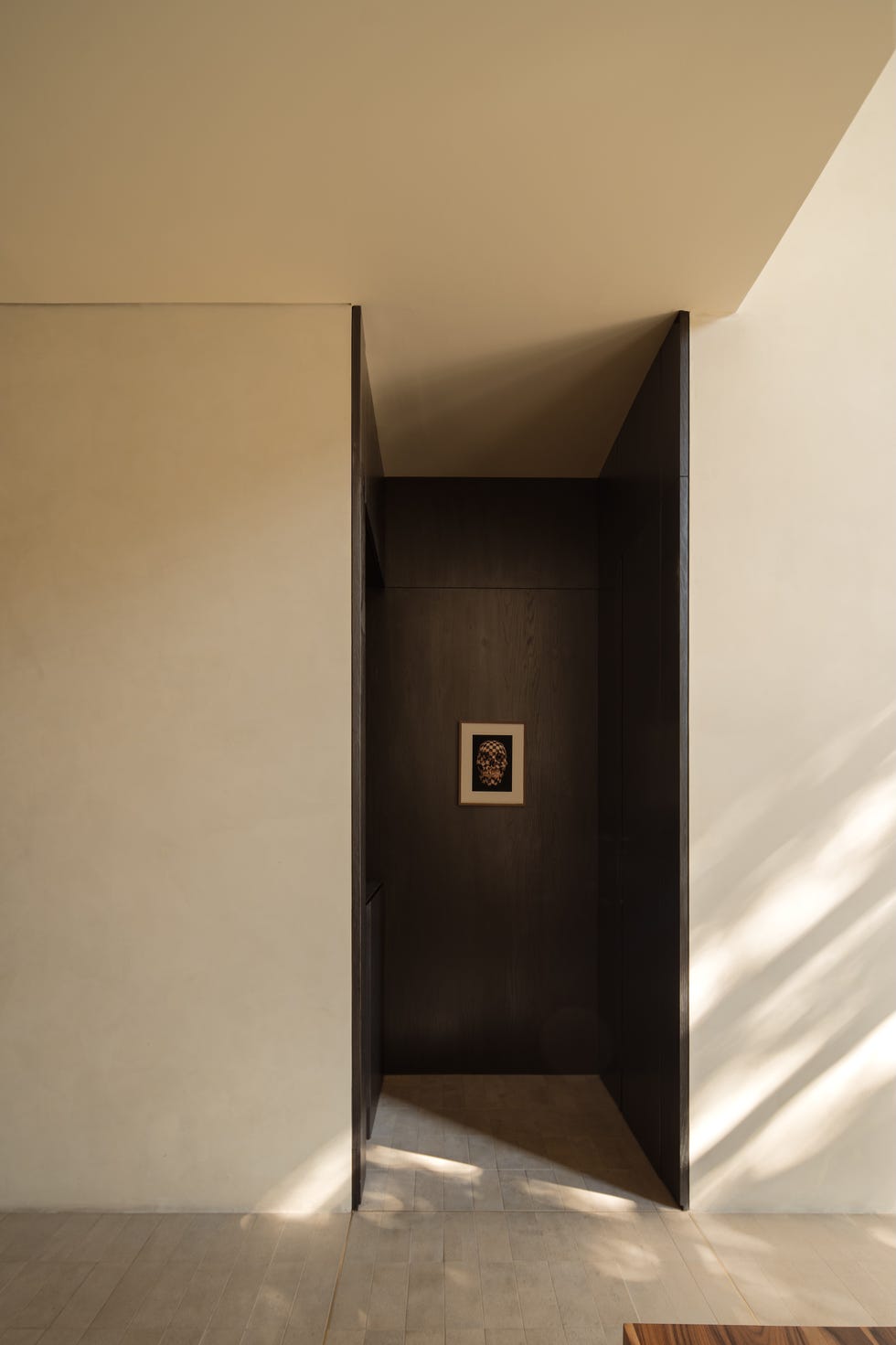 casa 6 metros ancho arboles medio patio interior escalera atraviesa casa sin pasar por habitacion