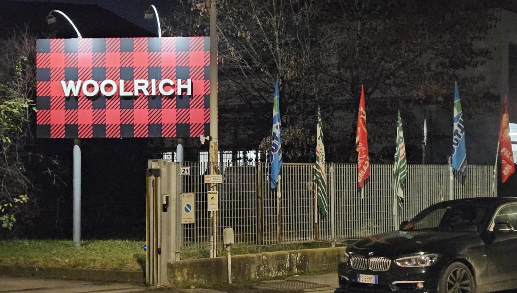 Il Natale di Maria, un bimbo e il destino incerto della Woolrich. “Sono angosciata da questa crisi” - la Repubblica