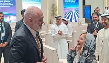 Tappeti, gioielli, scarpe di pitone: Meloni mette all’asta i doni dei leader dei paesi esteri