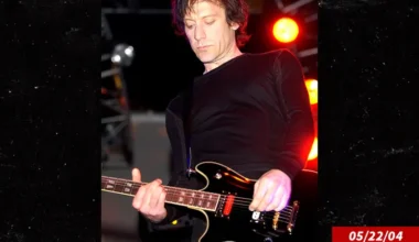 Morto Perry Bamonte, chitarrista dei Cure a 65 anni: l'annuncio della band | Il Fatto Quotidiano