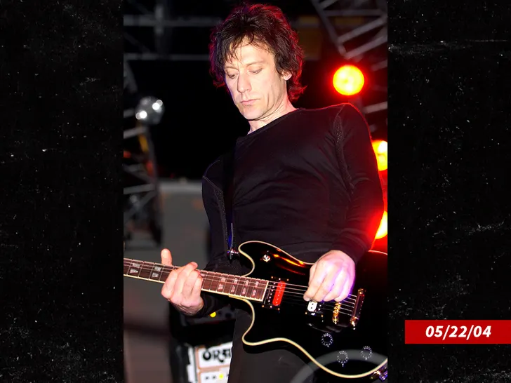 Morto Perry Bamonte, chitarrista dei Cure a 65 anni: l'annuncio della band | Il Fatto Quotidiano