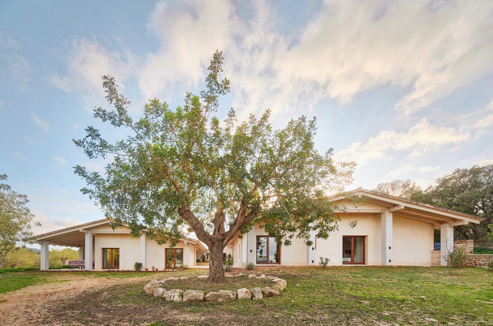 antiguos cobertizos agrícolas a vivienda contemporanea con patio central, piscina y materiales locales