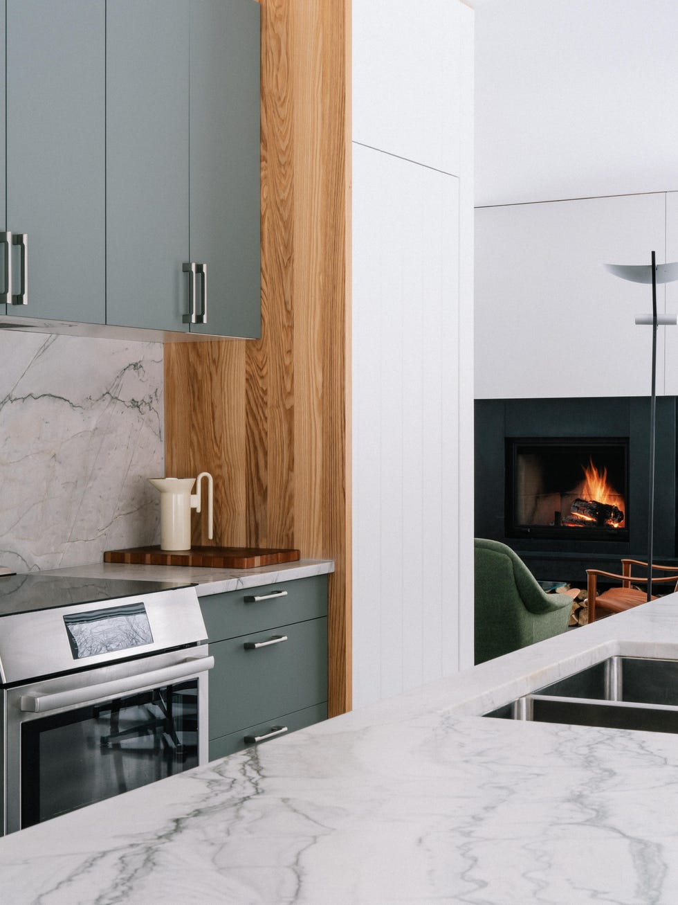 Hemos encontrado la cabaña de madera perfecta para perderse en la montaña, con techo a dos aguas y un interior mid-century cabana madera perderse montana techo dos aguas interior midcentury