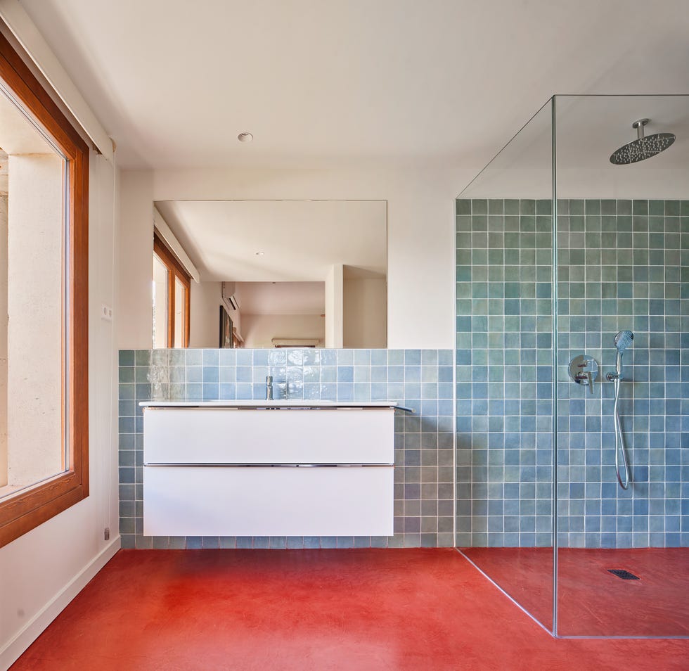 antiguos cobertizos agrícolas a vivienda contemporanea con patio central, piscina y materiales locales