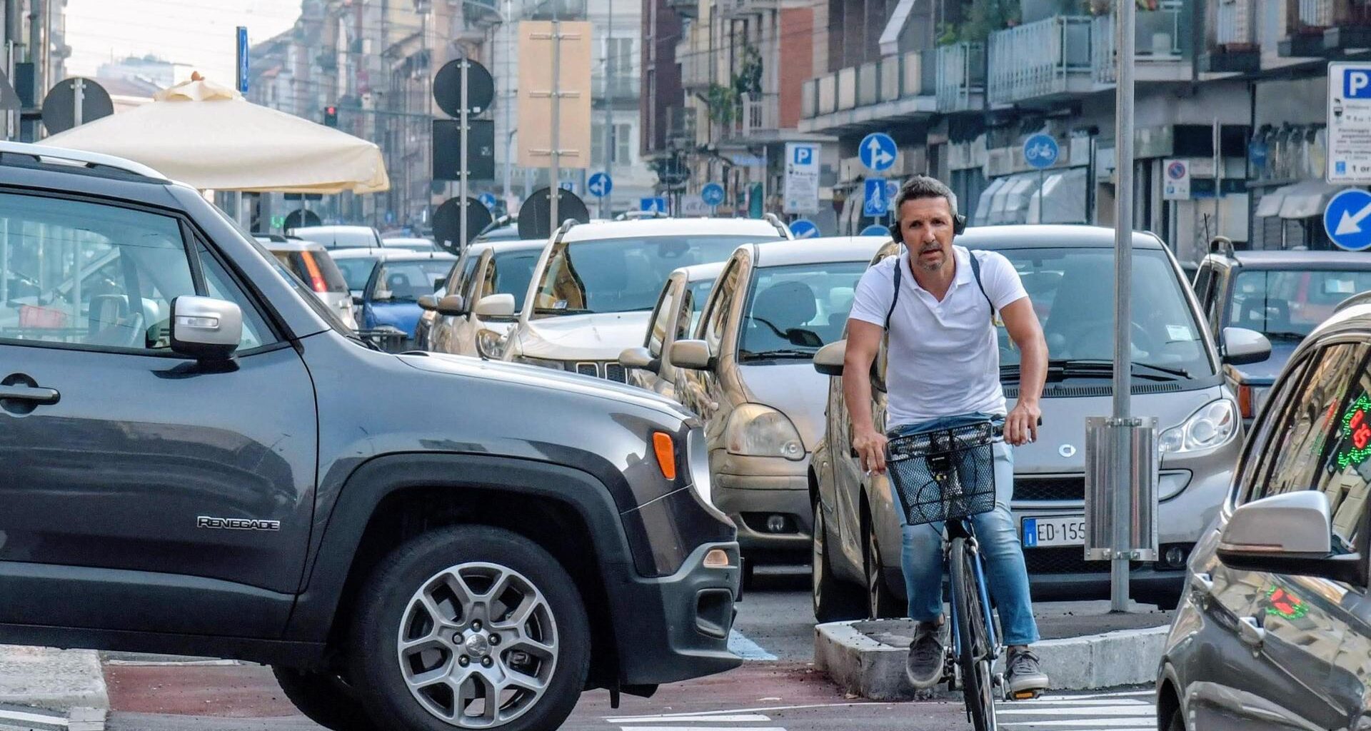 Torino, petizione dei ciclisti "Pratica di bici nelle scuole guida"